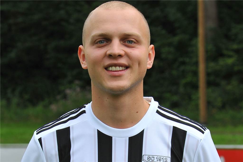 16 Neuzugänge! Runderneuerter Holzwickeder SC U23 will autark von der Ersten werden Niclas Palmer zieht nicht mehr das Trikot des SC Hennen an, künftig trägt er das des Holzwickeder SC.