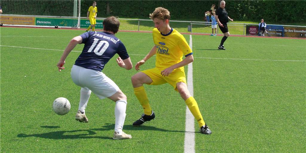 SV Herbern II verliert letztes Saisonspiel unglücklich und entscheidet Abstiegskampf mit Niclas Sondermann (r.) und der SV Herbern II verloren am Ende knapp gegen Aasee.