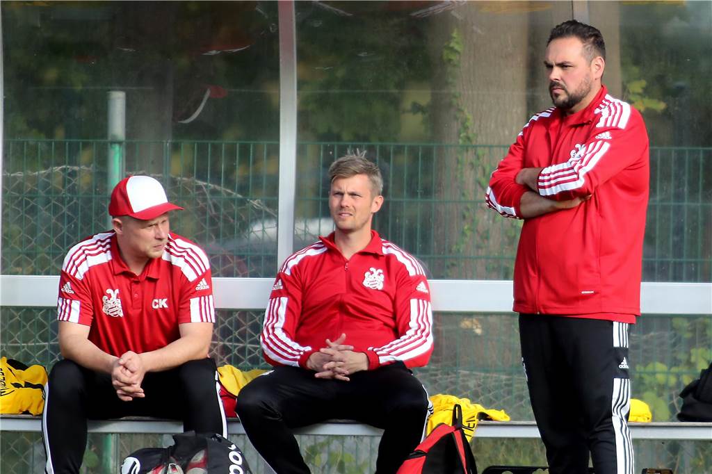 Personalsorgen plagen Dortmunder Bezirksligist : Trainer kündigt Winterneuzugänge an Nico Anders (r.) muss auf mehrere Stammspieler verzichten.