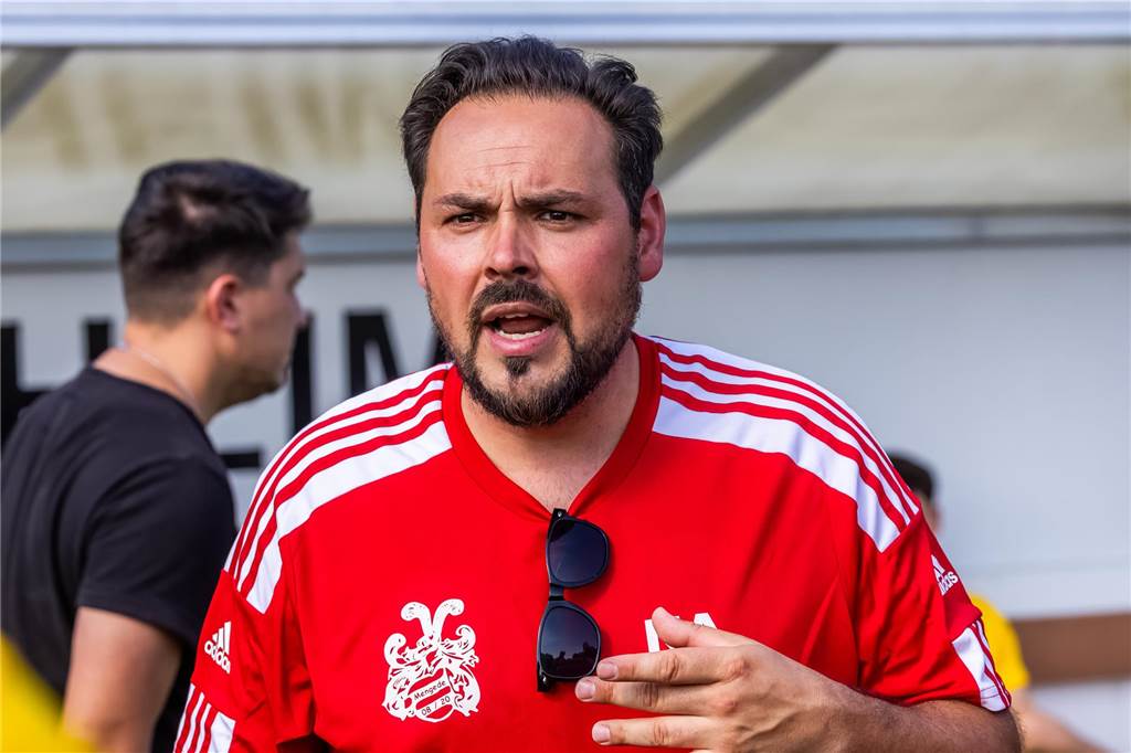 Mengede 08/20: Vom Abstiegskandidaten zur Aufstiegshoffnung: Das Geheimnis der Erfolgsgeschichte Nico Anders, Trainer von Mengede 08/20, sieht einen gelungenen Mix aus Jung und Alt in seiner Mannschaft.