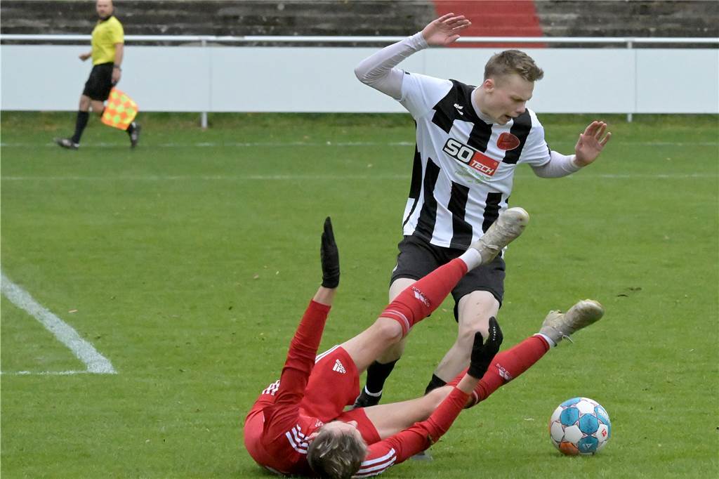 Lünens Top-5-Mittelfeldspieler der Hinrunde Nico Berghorst am Boden: Neun Strafstöße holte der LSV-Spieler in der laufenden Saison bereits heraus.