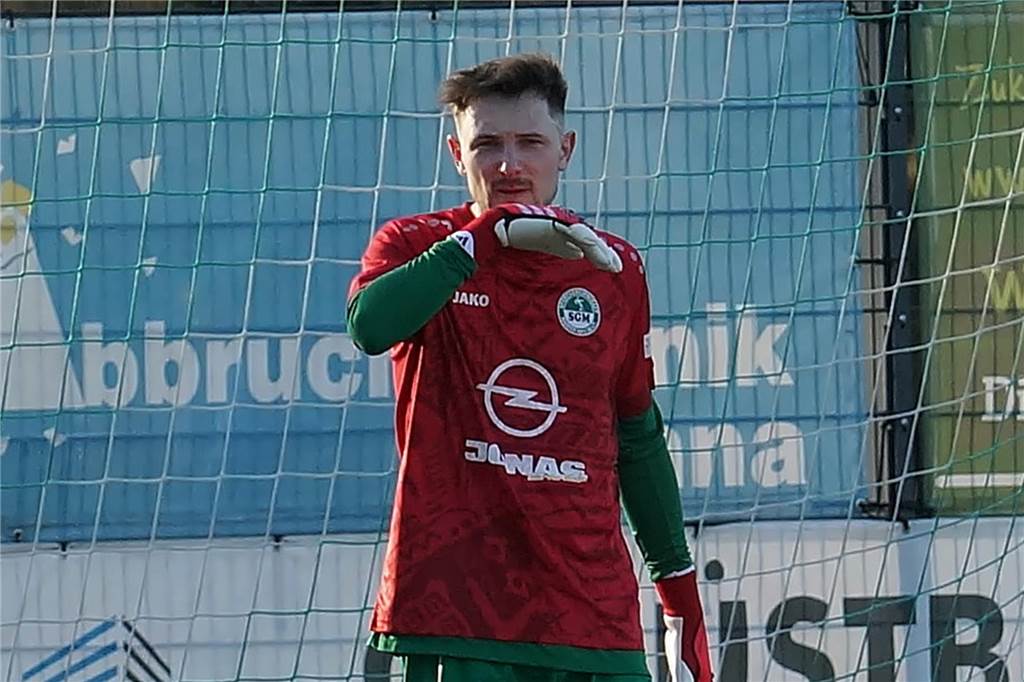 Torwart-Rot und Schnick-Schnack-Schnuck: Massen siegt gegen Brechten Nico Berghorst ging für Massens Keeper Claudio Osterhoff zwischen die Pfosten.