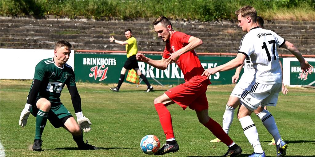 Top-Duo vergrößert Abstand auf die Verfolger – Wechsel auf Tabellenplatz drei Nico Berghorst (M.) hat in dieser Saison beim Lüner SV bislang die meisten Spielminuten gesammelt.