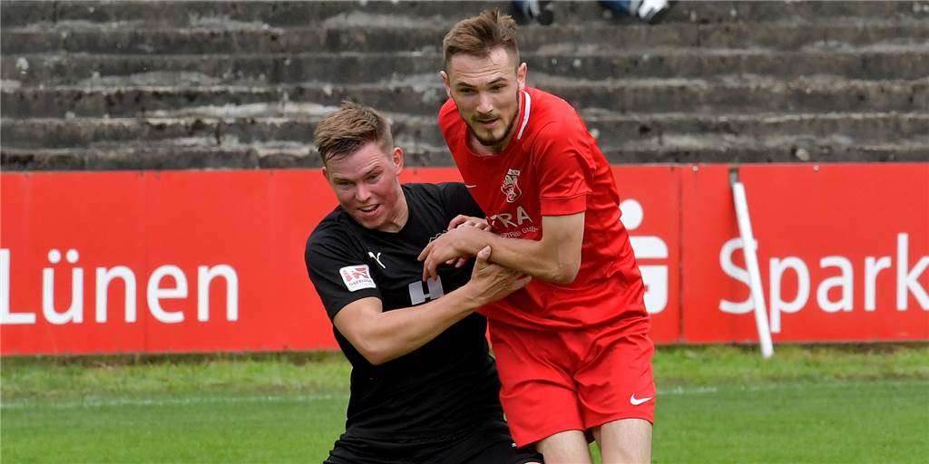 Nico Berghorst schnappt sich die Torjäger-Kanone: „Das ist ehrlicherweise ein Wunder“ Nico Berghorst (r.) avancierte beim Lüner SV schon in der ersten Saison zum besten Torjäger.