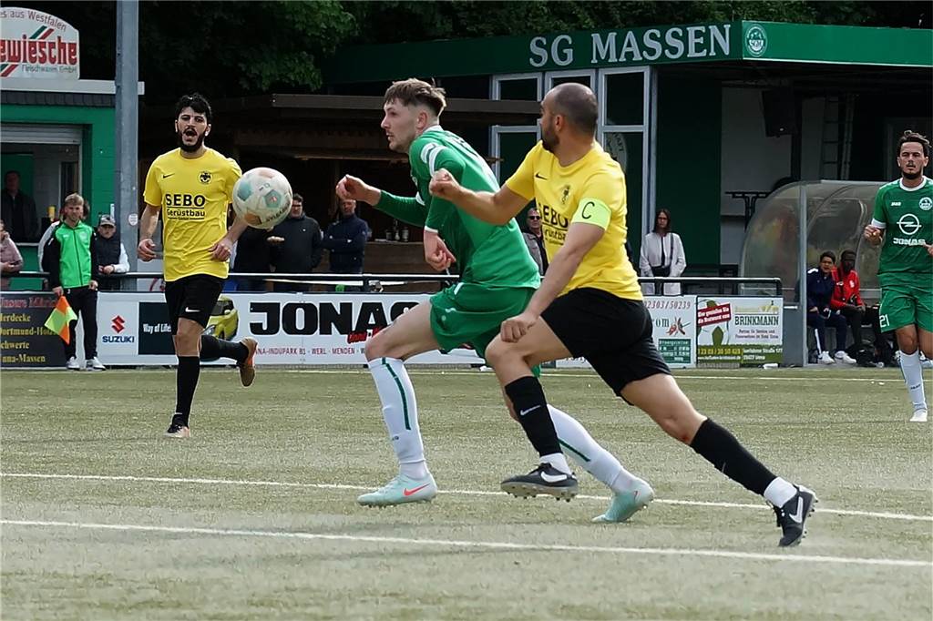 Massener Schützenfest gegen Osmanlispor: „Heimanzug passt perfekt“ Nico Berghorst läuft seinen Gegenspielern davon.