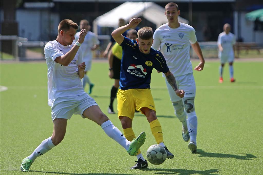 Sportgerichtsurteil nach Faustschlag: Schweriner wird monatelang gesperrt Nico Bothe (am Ball), der aktuell beste Schweriner Torschütze, ist für neun Monate gesperrt - drei Monate auf Bewährung.