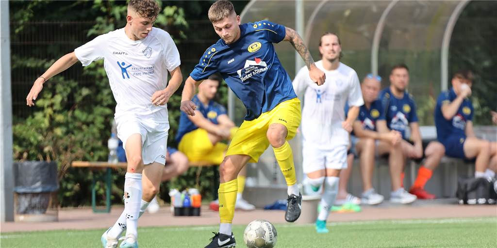 SG Victoria/SF zieht für Pokalderby gegen Spvg Schwerin aus der Glückauf-Kampfbahn aus Nico Bothe (am Ball), der sich in Harpen als Doppeltorschütze auszeichnete, läuft mit der Spvg Schwerin bei der SG Victoria/Sportfreunde auf. Foto Lukas