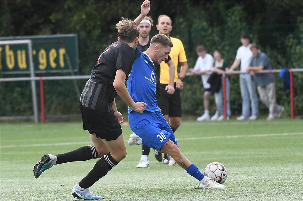 Schwerin holt Leistungsträger von Frohlinde und Habinghorst/Dingen: Stürmer kommt aus Sölde Nico Bothe (blaues Trikot) hat neun Treffer in der laufenden Kreisliga-A-Saison für den FC Frohlinde erzielt.