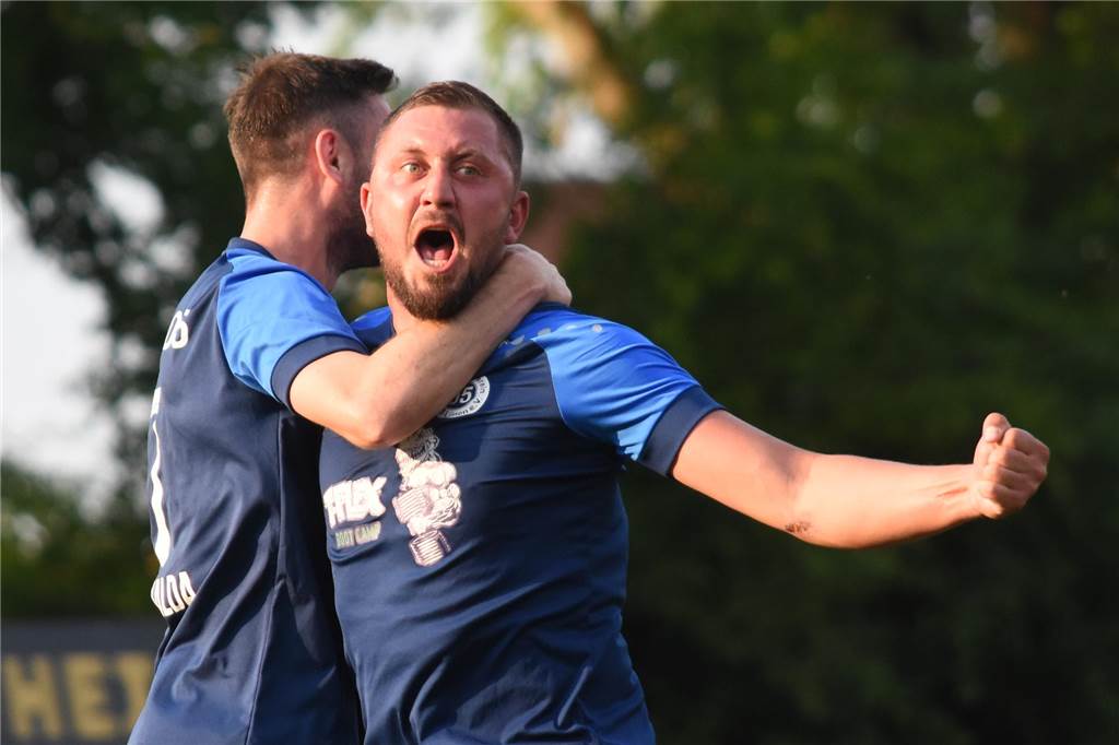 BV Lünen unaufsteigbar: Die B-Liga-Odyssee von Lünens ältestem Fußballclub Nico Brand (r.) war erster Gratulant bei Dennis Niwalda zum zwischenzeitlichen 1:1.