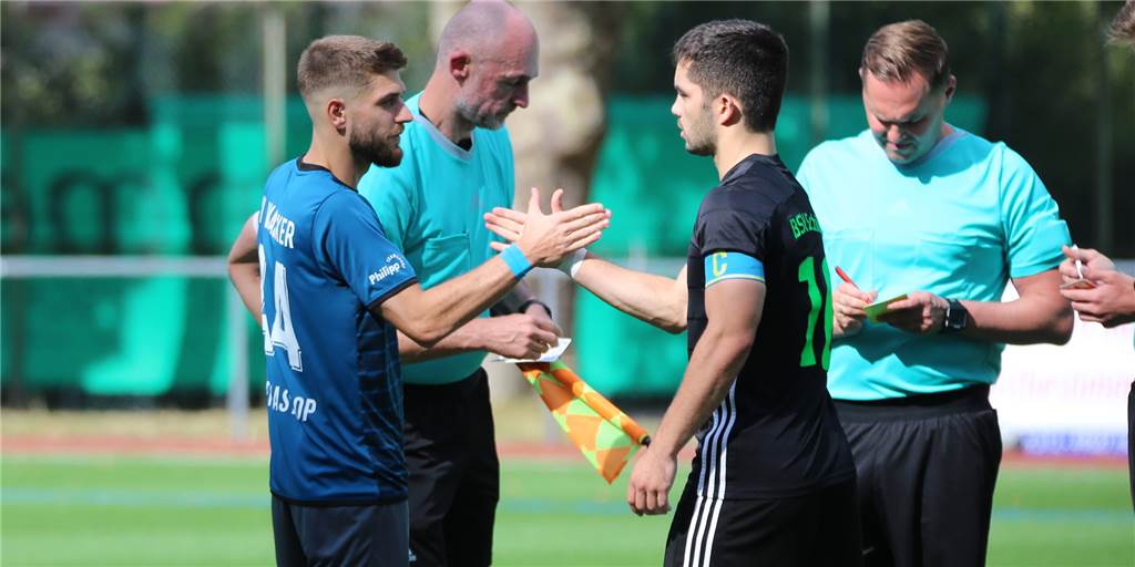 Aufstellungen, Torschützen, Platzverweise: So haben Castrop-Rauxels Fußballteams gespielt Nico Brehm (l), Spielführer des SV Wacker Obercastrop, begrüßte am vierten Westfalenliga-Spieltag Kapitän Ensar Selmanaj (schwarzes Trikot) und seinen BSV Schüren in der Erin-Kampfbahn.