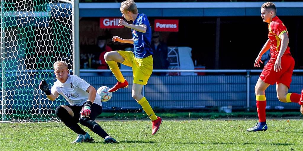 Nico Chrobok (blaues Trikot) zeichnete sich für die Spvg Schwerin in Mengede als Doppeltorschütze aus.