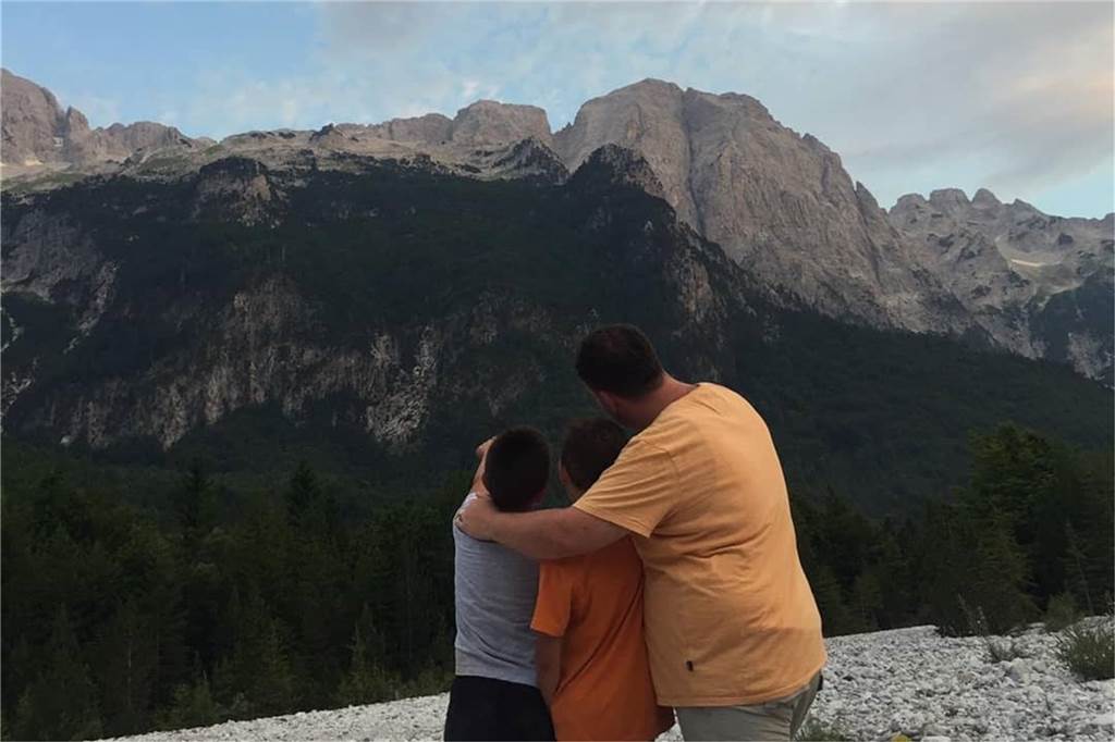 Abschiebung nach Albanien: Wie ein Dortmunder um seine neue Familie kämpft Nico Engelkamp mit Elisas Söhnen.