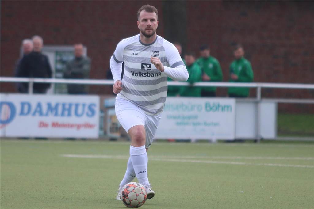 SuS Olfen entlässt Trainer Patrick Linnemann Nico Hache führt den Ball.