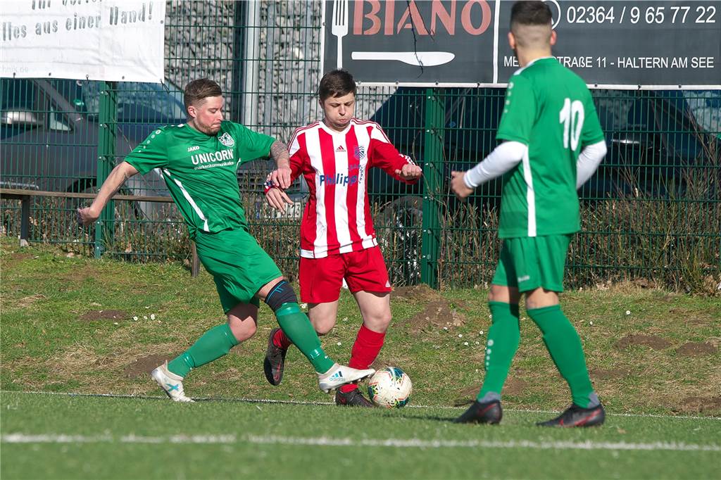 „Wird etwas Zeit brauchen“: Sythen holt ehemaligen 45-Tore-Mann von Bossendorf Nico Hattwig (l.), hier beim Derby gegen Concordia Flaesheim II, spielte zuletzt für den SV Bossendorf II.