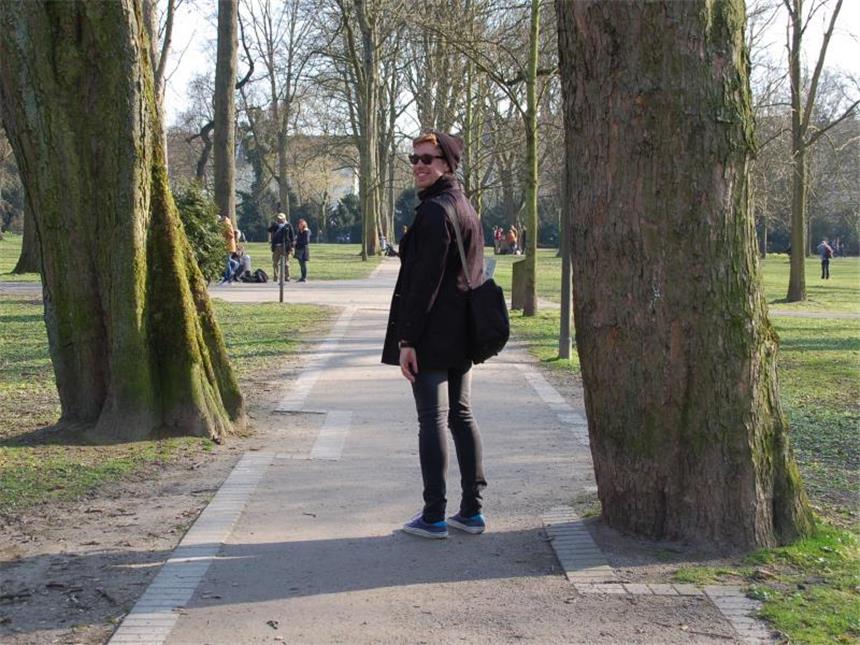 Mehr als Kohle und Stahl: Ruhrpott-Metropole Dortmund Nico Hornig spaziert durch den Westpark. Der Student mag Dortmund wegen seiner bodenständigen Menschen. Foto: Nora Wanzke