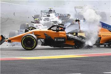Nico Hülkenberg schiebt mit seinem Wagen den McLaren von Fernando Alonso über den Sauber von Charles Leclerc. Dank des Titan-Schutzbügels wird Alonsos Auto vom Cockpit des Franzosen abgelenkt. Foto: Geert Vanden Wijngaert/AP