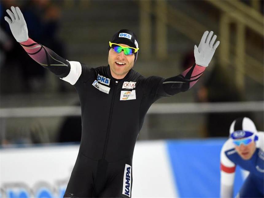 Zwei Podestplätze für Ihle - Pechstein hinter Kraus Nico Ihle (l) freut sich über seinen dritten Platz beim Weltcup. Foto: Soeren Stache