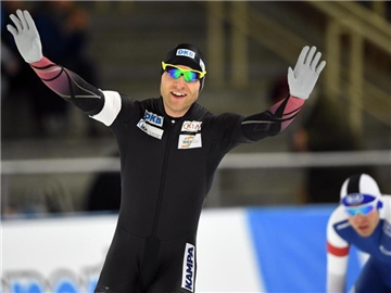 Nico Ihle (l) freut sich über seinen dritten Platz beim Weltcup. Foto: Soeren Stache