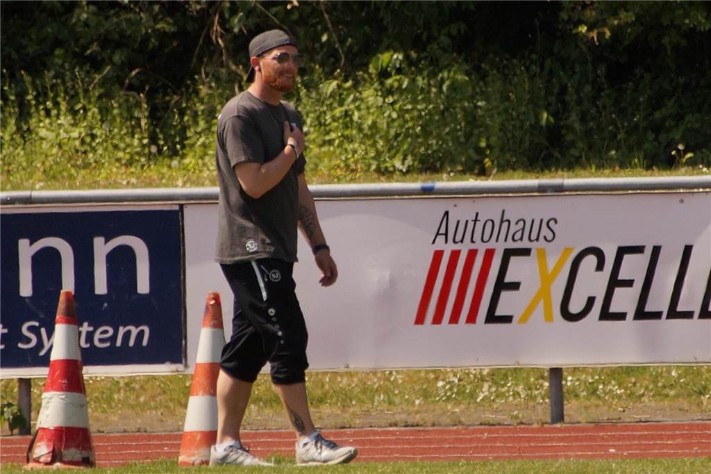 Eintracht Werne II zurzeit ohne Chance: „Versuchen, die Hinrunde hinter uns zu bringen“ Nico Jahn läuft am Seitenrand.