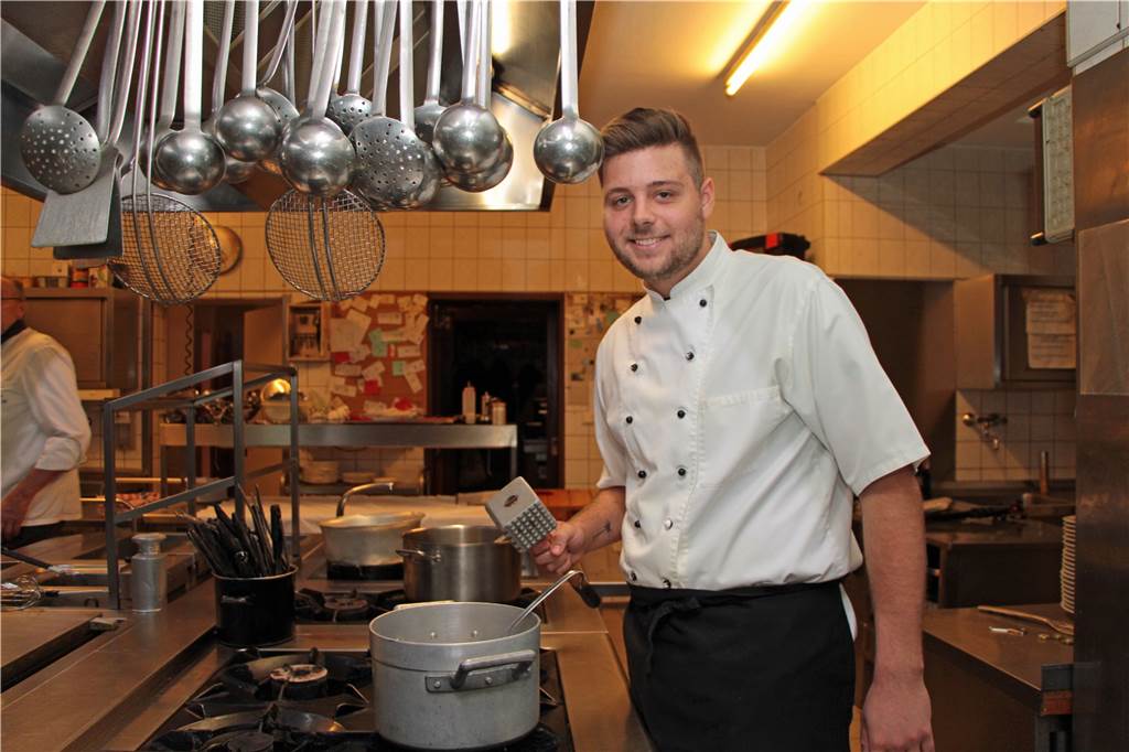 Mit Video: Jungkoch (22) aus Werner Restaurant peilt die Welt der Sterne an Nico Kampowski hat drei Jahre im Wittenbrinks Hof in Werne gelernt. Nach guter Abschlussprüfung arbeitet der Bergkamener nun in Wuppertal.
