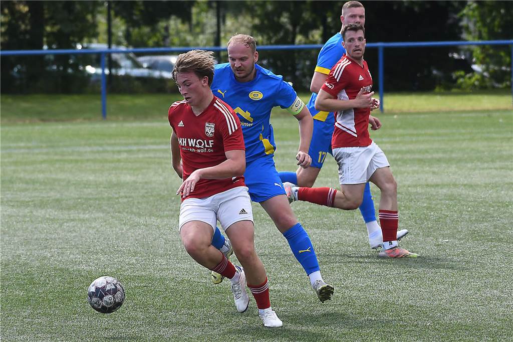 Nico Kaufmann (M., blaues Trikot) ist Kapitän der Spvg Schwerin.