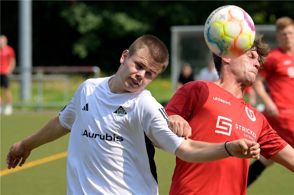 Lünen ringt Holzen-Sommerberg nieder: VfB dreht zweifachen Rückstand Nico Knäpper (l.) im Zweikampf gegen ein Spieler von Holzen-Sommerberg.