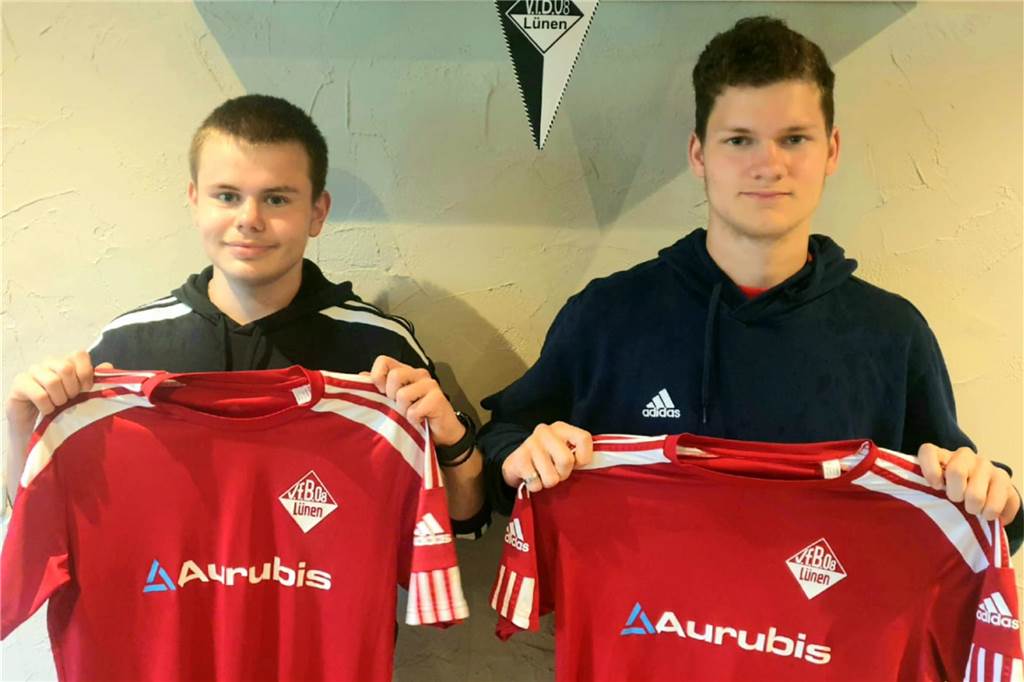 VfB Lünen schlägt doppelt in Wethmar zu Nico Knäpper (l.) und Finn Welter halten ein Trikot des VfB Lünen hoch.