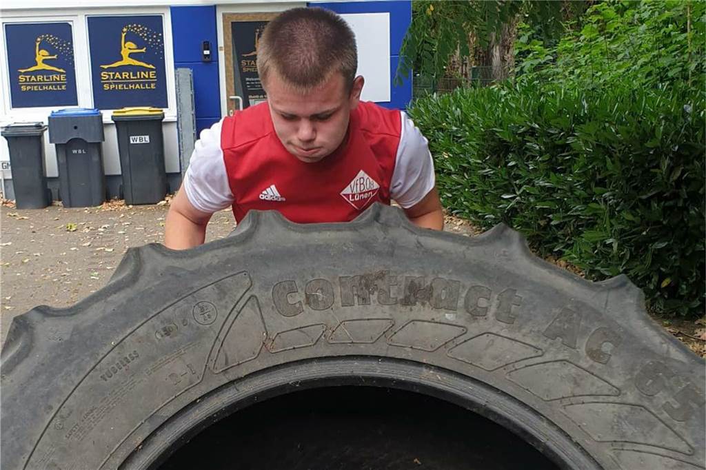 Treckerreifen und Kickboxen beim VfB Lünen Nico Knäpper stemmt einen Traktorreifen.
