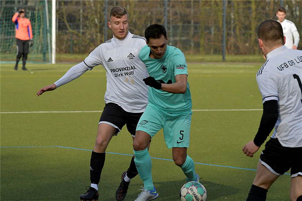 Nico Kusserow kämpft um den Ball.