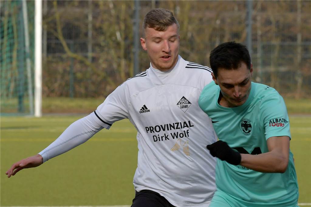 „Froh, dass nicht mehr passiert ist“: Spieler des VfB Lünen kommt bei Schlägerei glimpflich davon Nico Kusserow (l.) hatte die Geschehnisse erst gar nicht so recht verstanden.