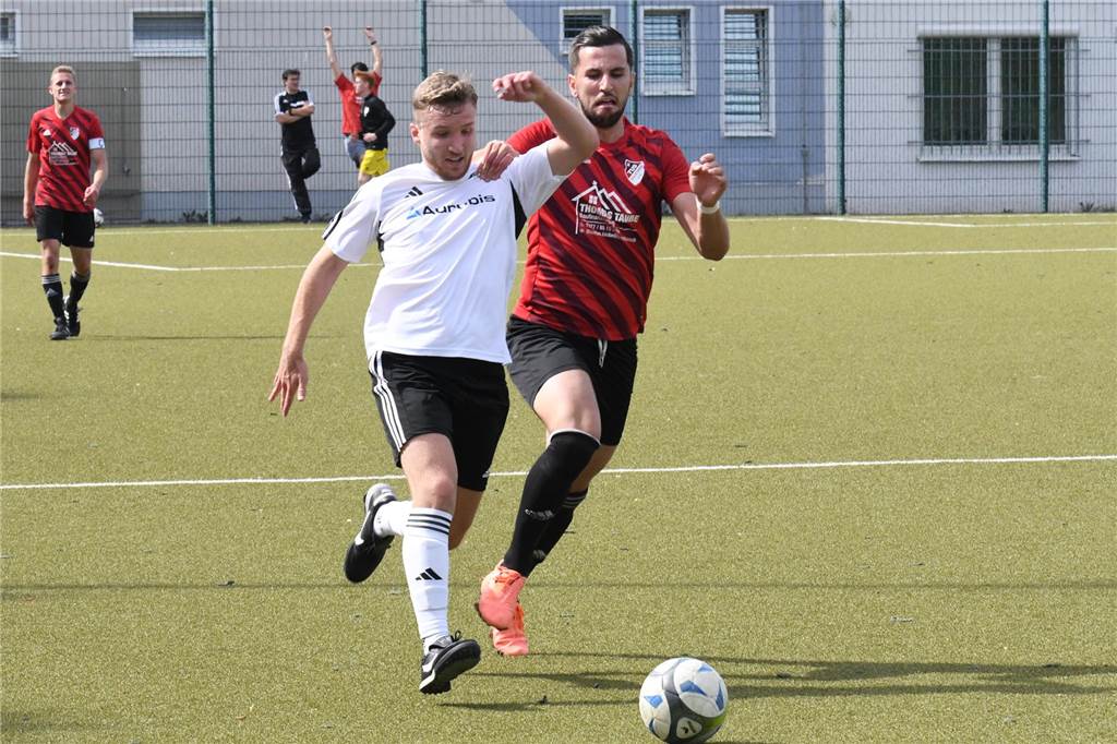 Nico Kusserow im Zweikampf mit seinem Gegenspieler.