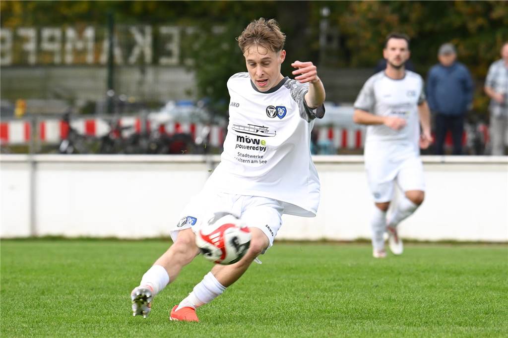 SV Hardt holt zwei junge Talente: Beide haben eine Vergangenheit beim TuS Haltern Nico Lange spielt den Ball mit dem rechten Fuß