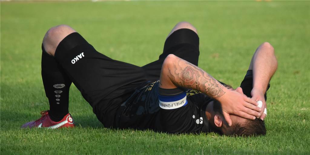Tränen und Enttäuschung: Kamener SC verpasst den Aufstieg in die Bezirksliga vorerst Nico Lenz am Boden: Der Kamener SC hat den Aufstieg in die Bezirksliga verpasst.