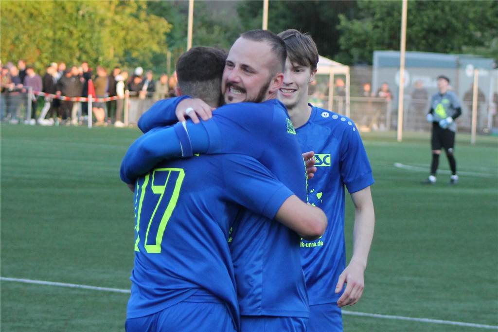 Stimmen zum KSC-Aufstieg: „Am Ende war es eine Schießbude“ Nico Lenz führte sein Team als Kapitän in die Bezirksliga.