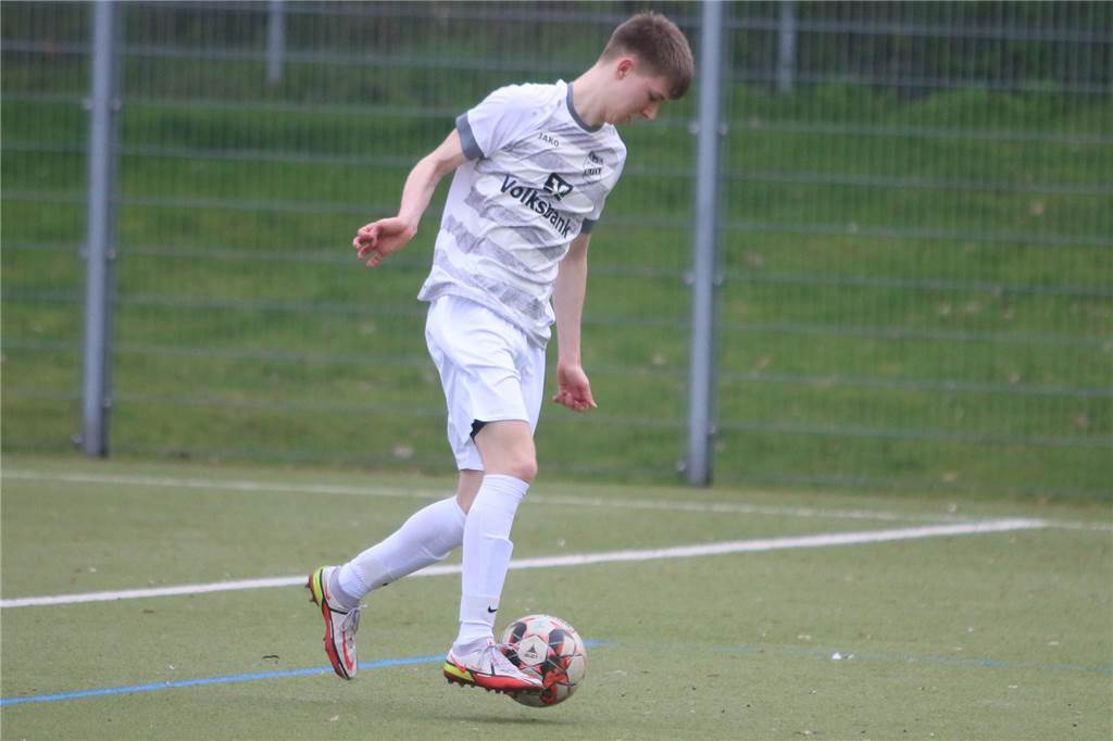 SuS Olfen zieht drei A-Junioren hoch Nico Mecklenburg führt den Ball.