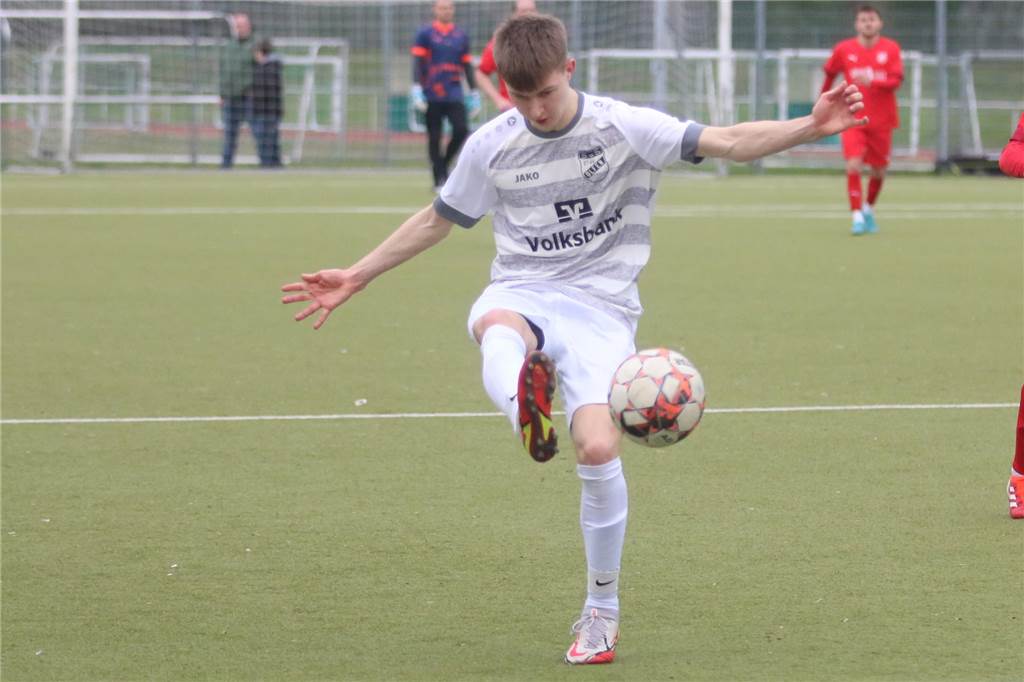 Nico Mecklenbeck feiert ersten Sieg bei Senioren des SuS Olfen Nico Mecklenburg spielt den Ball.