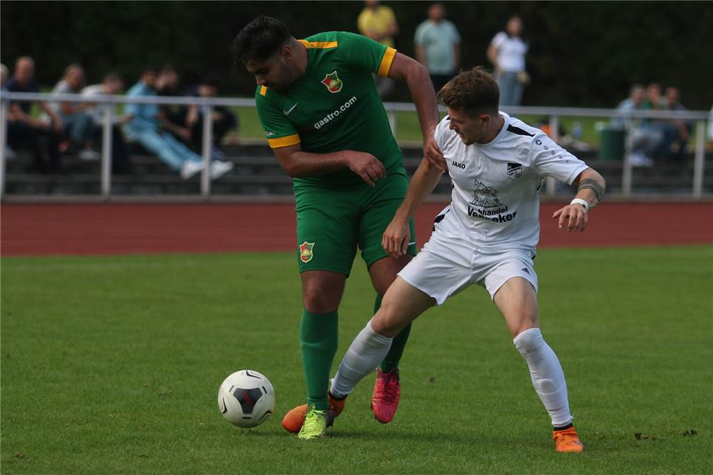Frust beim FC Nordkirchen: Spitzenspiel gegen FC Roj geht unnötig verloren Nico Plechaty (r.) und der FC Nordkirchen waren die bessere Mannschaft gegen den FC Roj.
