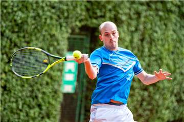 Nico Prott und die Tennisspieler bei BW Alstedde können zunächst noch nicht auf den Platz zurück.