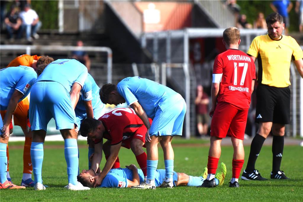 „Edin Terzić war genau das Gegenteil von mir“ Nico Pulver (liegend) verletzte sich mit dem VfL Bochum II ausgerechnet bei seinem Ex-Klub Spvgg. Erkenschwick (1:1).