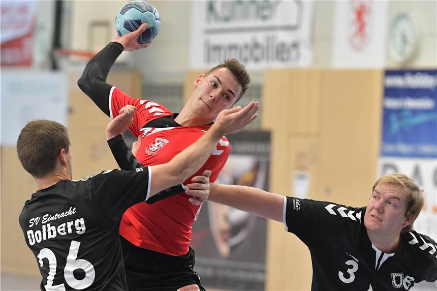 Überragend! So sind Lünens Handballteams in die neue Saison gestartet Nico Rolle (M.) erzielte drei Tore für den Lüner SV.