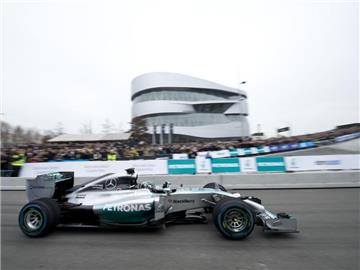 Nico Rosberg darf die Jungfernfahrt im neuen Mercedes unternehmen. Foto: Daniel Naupold