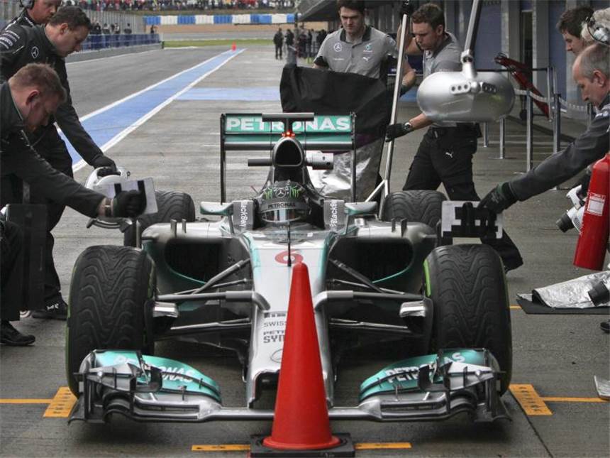 Silberpfeil zuverlässig - Red Bull bricht wieder ab Nico Rosberg fuhr als Letzter eine sogenannte Rennsimulation. Foto: Roman Rios