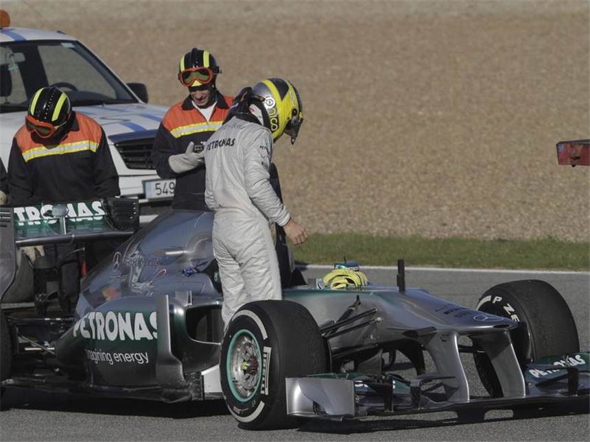 Guter Start für Red Bull, feuriger Silberpfeil gestoppt Nico Rosberg musste den Silberpfeil nach 14 Testrunden abstellen. Foto: Roman Rios