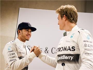Nico Rosberg (r) hat seinem Mercedes-Teamkollegen Lewis Hamilton für das nächste Jahr den Kampf angesagt. Foto: Daniel Naupold