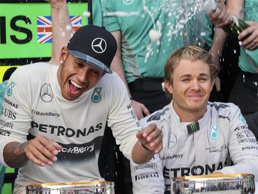 Rosberg mit Rhythmusstörungen - Hamilton auf WM-Weg Nico Rosberg (r) konnte sich nicht wirklich über den Erfolg seines Teamkollegen Lewis Hamilton freuen. Foto: Srdjan Suki