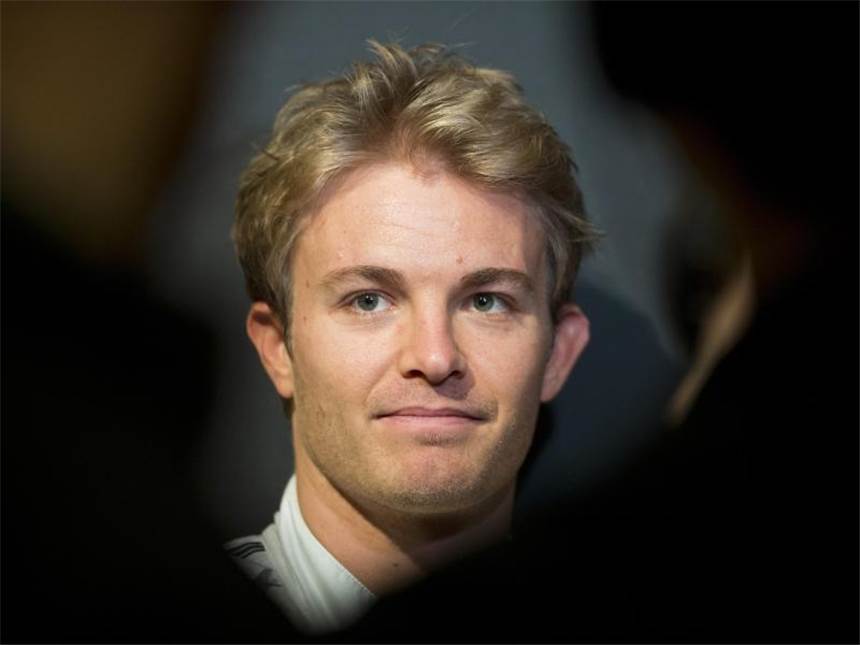Schneesturm stoppt Jungfernfahrt des neuen Silberpfeils Nico Rosberg steuerte den neuen Silberpfeil bei einer Promotion-Veranstaltung zum ersten Mal aus der Box. Foto: Daniel Naupold