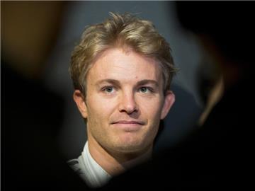 Nico Rosberg steuerte den neuen Silberpfeil bei einer Promotion-Veranstaltung zum ersten Mal aus der Box. Foto: Daniel Naupold