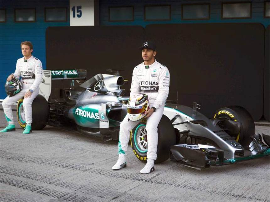 Vettel beim Testauftakt mit Ferrari auf Eins Nico Rosberg und Lewis Hamilton und ihr F1 W06. Foto: Jorge Zapata