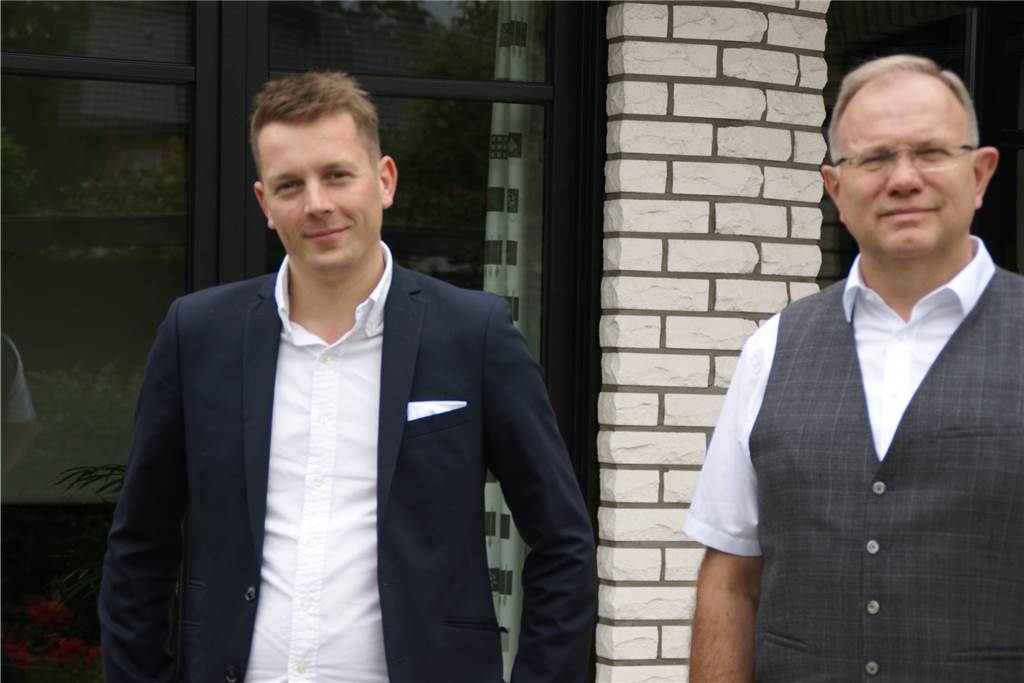 Ganz besondere Ahauser Immobilien: Die weiße Villa vom Beckers Brink Nico Rosenke (l.) von Kästner Immobilien kümmert sich um den Verkauf der Villa von Hans-Werner Althaus.