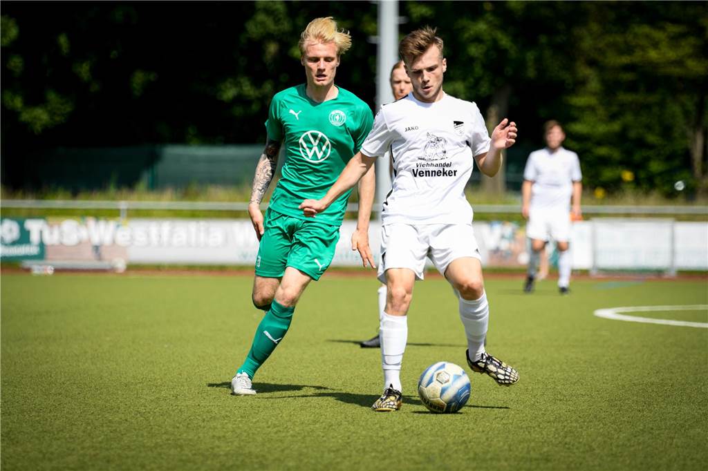 Vom Bezirkligsa-Absteiger zum Westfalenliga-Aufsteiger : HSV-Stürmer will mit Qualität helfen Nico Sonnen (l.) wechselte von Westfalia Wethmar zum FC Nordkirchen.